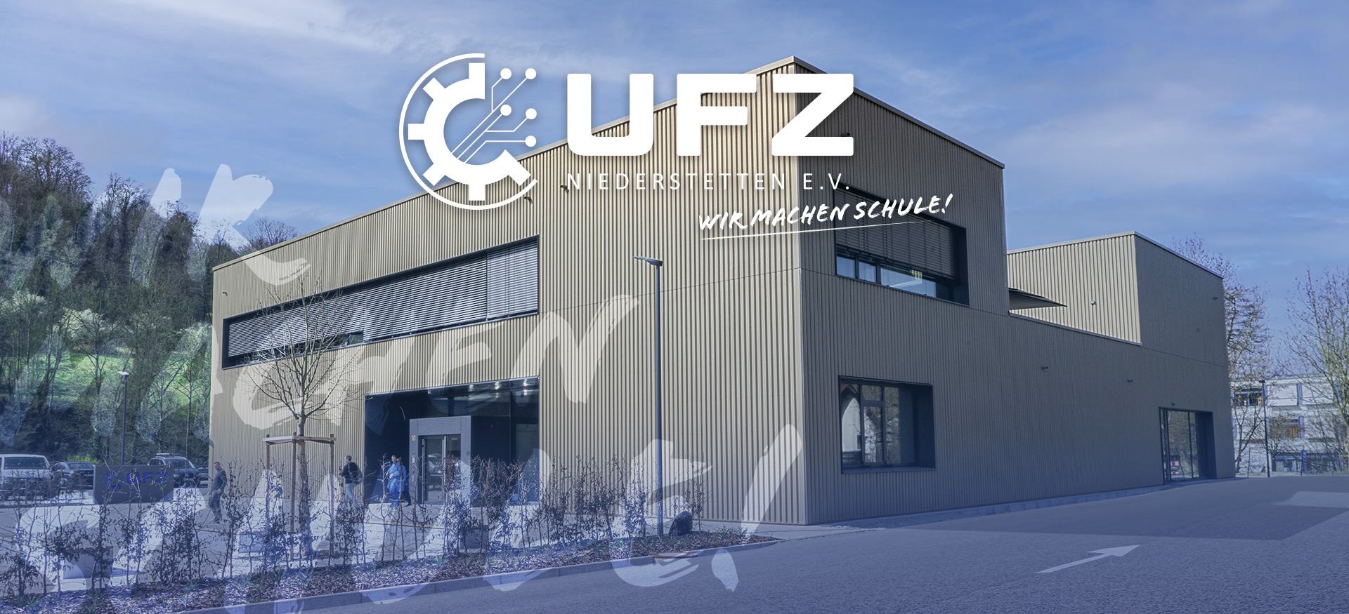 UFZ-Schulgebäude von Außen mit Logo