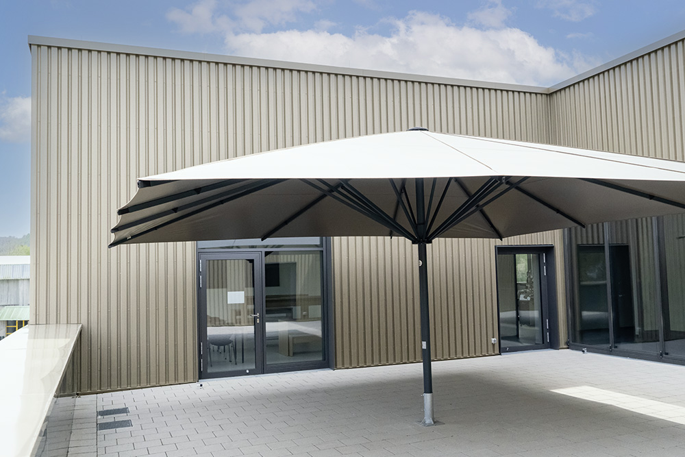 UFZ - Aufenthalts-Terrasse mit Sonnenschirm